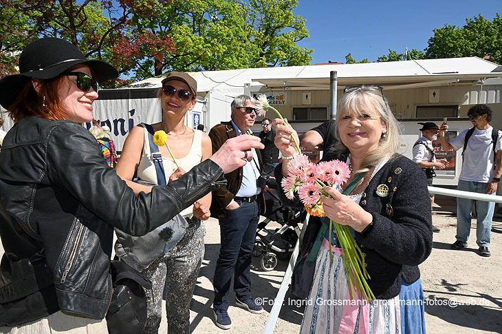 Maidult M&uuml;nchen auf dem M&uuml;nchner Mariahilfplatz Auftakt mit Blumen (@Foto:Ingrid Grossmann) 